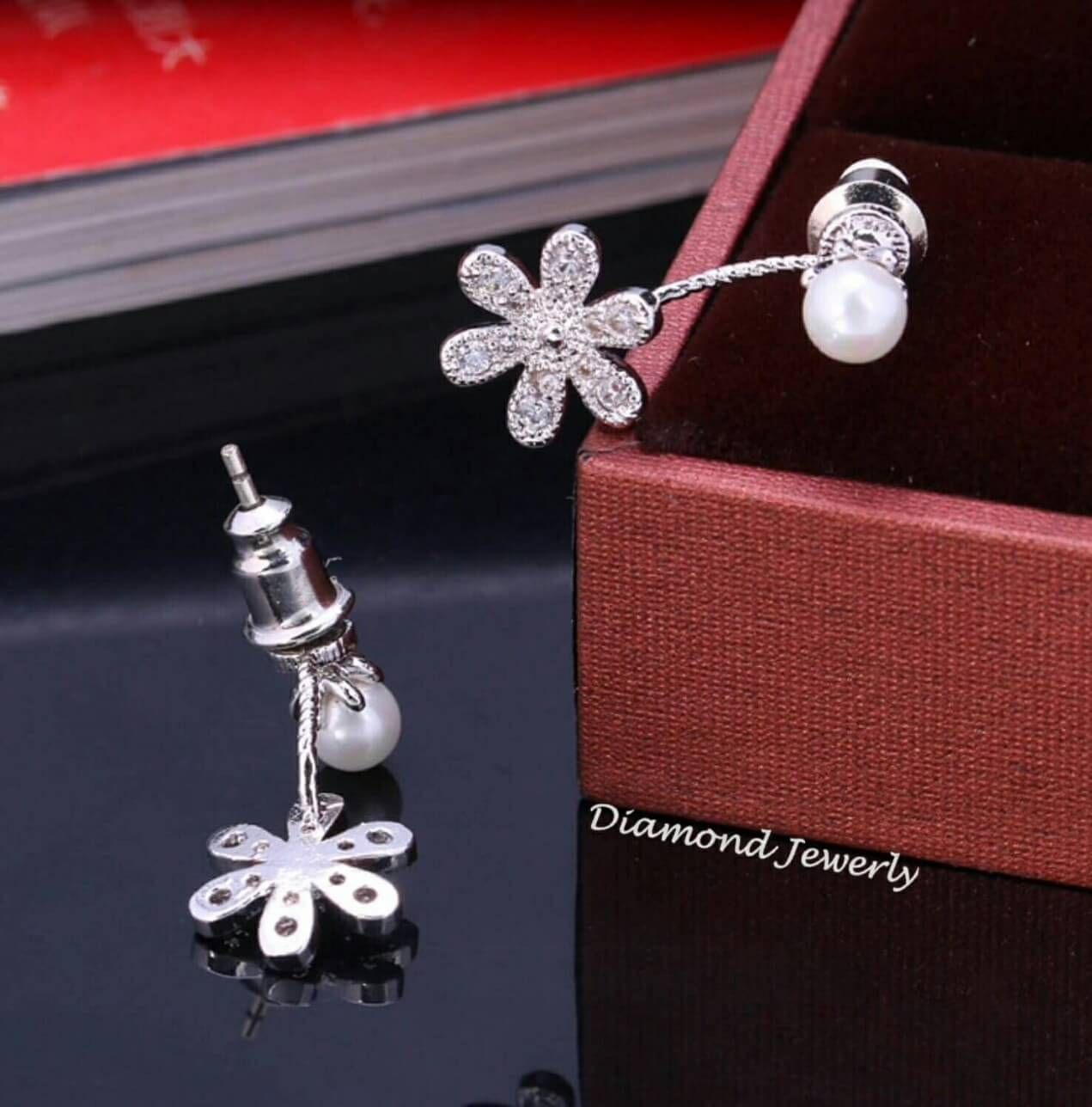 New Arrival !!!!!! ต่างหูดอกไม้ประดับมุก งานเพชร CZ แท้ งานสวยมาก รุ่นนี้สวยฟรุ้งฟริ้งมากๆนะคะ ใช้เพชรเกรดดี ดีไซส์สวยเก๋ค่ะ งานแนวจิวเวอรี่ จัดกันเลยค่ะ มาน้อยสวยเยอะน้าา เพชรละเอียดวิ้งมากกกกกๆๆๆๆ ค่ะ