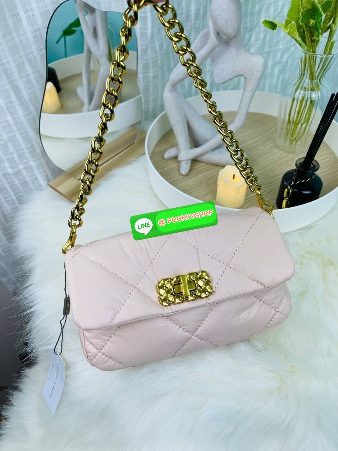 Charles & Keith Puffy Metallic Turn-Lock Crossbody Bag กระเป๋าใบมินิสีสันสดใส สะพายได้หลายแบบ เพิ่มความสดใสให้กับลุคของคุณด้วยกระเป๋าสะพายข้างทรงคลาสสิก มีสายคล้องแขนถอดสายได้ เปิดปิดแบบตัวหมุนล็อก ใส่ iPhone pro max ได้พร้อมกระเป๋าเงินใบเล็ก กุญแจรถ เป็น