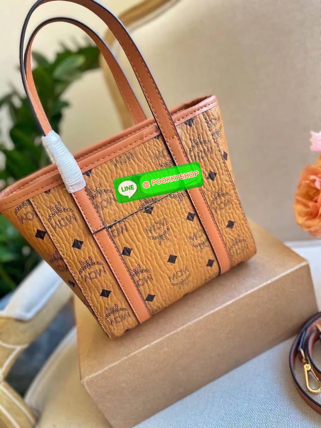 MCM Messenger & Shoulder Bags กระเป๋าถือ/สะพายข้าง ทรง shopper ไซส์มินิ สวยคลาสสิค พกพาสะดวก ใช้งานง่ายสุดๆ วัสดุหนังคุณภาพดี ปากกระเป๋ามีซิปรูดกันของหล่น รูดใช้งานง่าย ภายในเป็นช่องโล่ง มาพร้อมสาย crossbody ถอดถือคล้องแขนเก๋ๆได้สวยๆเลยน้า ใบจริงการันตีสว
