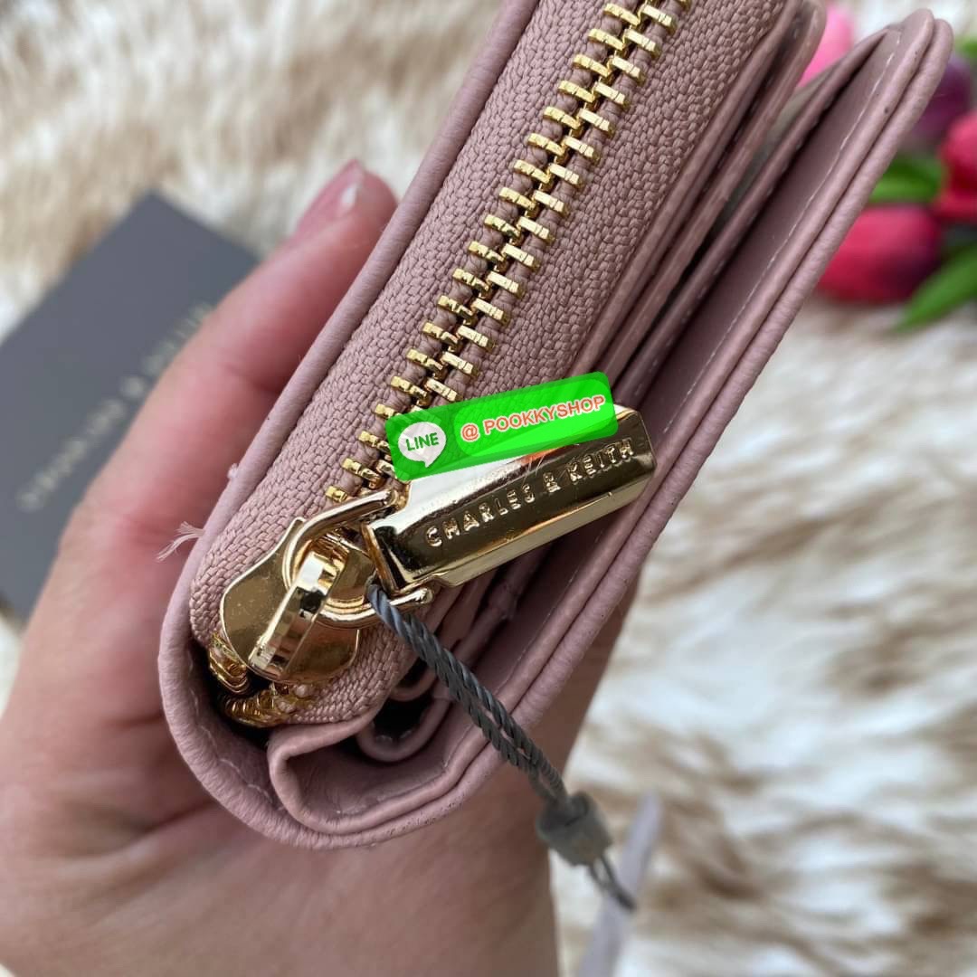 CHARLES & KEITH COMPACT WALLET กระเป๋าตังใบสั้นฟังก์ชันครบ!! ด้านหน้ามีโลโก้แบรนด์ มีช่องซิปใส่เหรียญ เปิดปิดแบบกระดุม ด้านในมีช่องใส่การ์ด 16 ช่อง มีช่องใส่ธนบัตรตามยาว ไม่ต้องพับแบงค์ค่า คุ้มมากๆเลยใบนี้