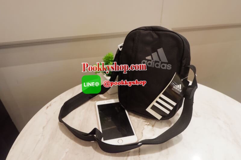Hot item!! ADIDAS CROSSBODY SHOULDER SPORT BAG กระเป๋าสะพายข้างทรงสปอร์ต เท่ห์ๆ สามารถใช้ได้ทั้งด้านหน้าและด้านหลัง วัสดุผ้าแคนวาส ทนทาน ด้านหน้าตกแต่งเป็นช่องซิปเล็กสำหรับเก็บของจุกจิก สายสะพายสามารถปรับได้ จะสะพายไหล่ หรือสะพายข้างเท่ๆไปเที่ยวก็ได้หมดจบ