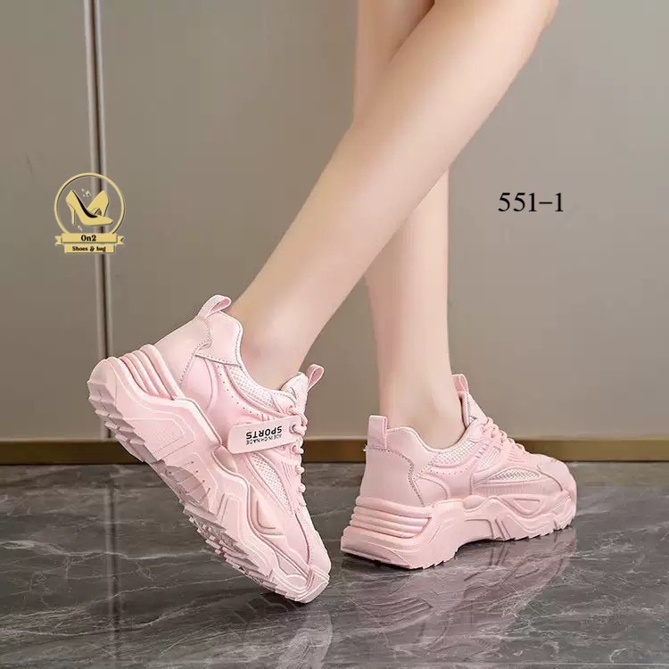 รองเท้าผ้าใบแฟชั่นเกาหลีดีไซน์ทันสมัยและโดดเด่น ด้วยพื้นรองเท้าที่มีความหนาและดีไซน์ที่ดูมีลูกเล่น เหมาะสำหรับผู้ที่ชื่นชอบสไตล์สปอร์ตแฟชั่นที่ใส่สบายและเสริมความสูงได้เล็กน้อย มีให้เลือกทั้งสีขาวครีมและสีชมพูอ่อนที่ดูน่ารัก ดูทะมัดทะแมง สามารถนำไปมิกซ์แอ