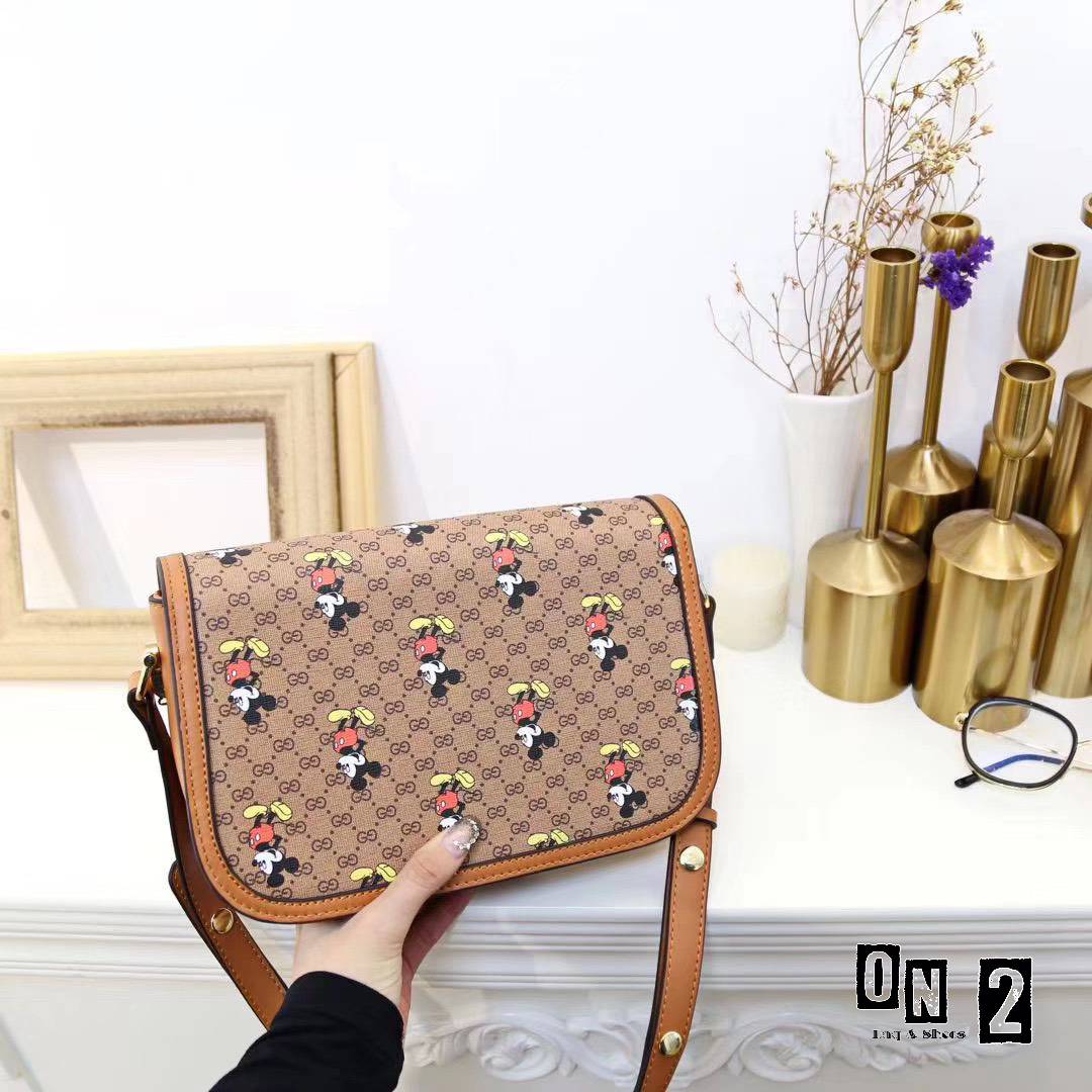 กุชชี่สะพายข้างทรงฝาปิดวัสดุตัวกระเป๋าทำจากหนังแคนวาสลายมิกกี้เม้าส์ อะหลั่ยสีทอง ด้านในซับผ้าทออย่างหนา งานปั๊มทุกจุด สายยาวเป็นหนังอย่างดีสีน้ำตาล