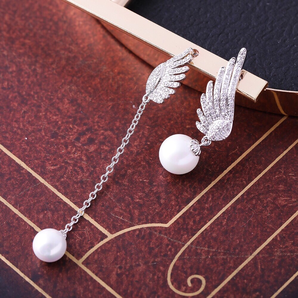 Re Stock Hot ltem!!!!! ต่างหูเพชร CZแท้. การกลับมาอีกครั้งของต่างหูที่สาวๆทุกคนหลงรัก ดีไซส์น่ารักมากๆค่ะ ด้วยรูปปีกฝังเพชร เลอค่าชวนมองมากๆ เพิ่มความสวยหรูด้วยมุกสีขาววาวใส.ที่ผ่านการเลือกสรรมาอย่างดี. คู่นี้ขอแนะนำเลยค่ะ. รอบนี้มาน้อยนะคะ. รีบคว้าไปเลยจ