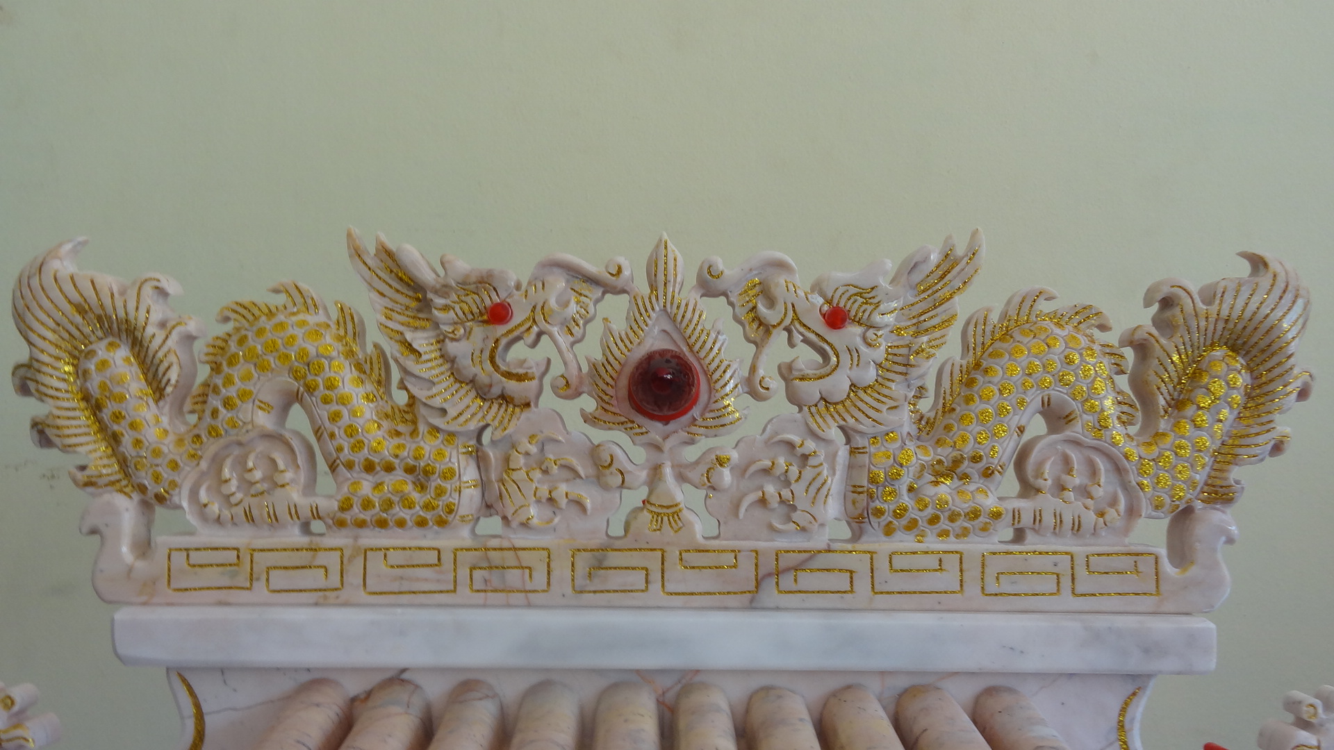 ศาลเจ้าที่ขนาด 16 นิ้ว(รุ่นร่มเย็น) 2 เสา 3 หลังคา 2หงส์ ชมพูเกล็ดทอง