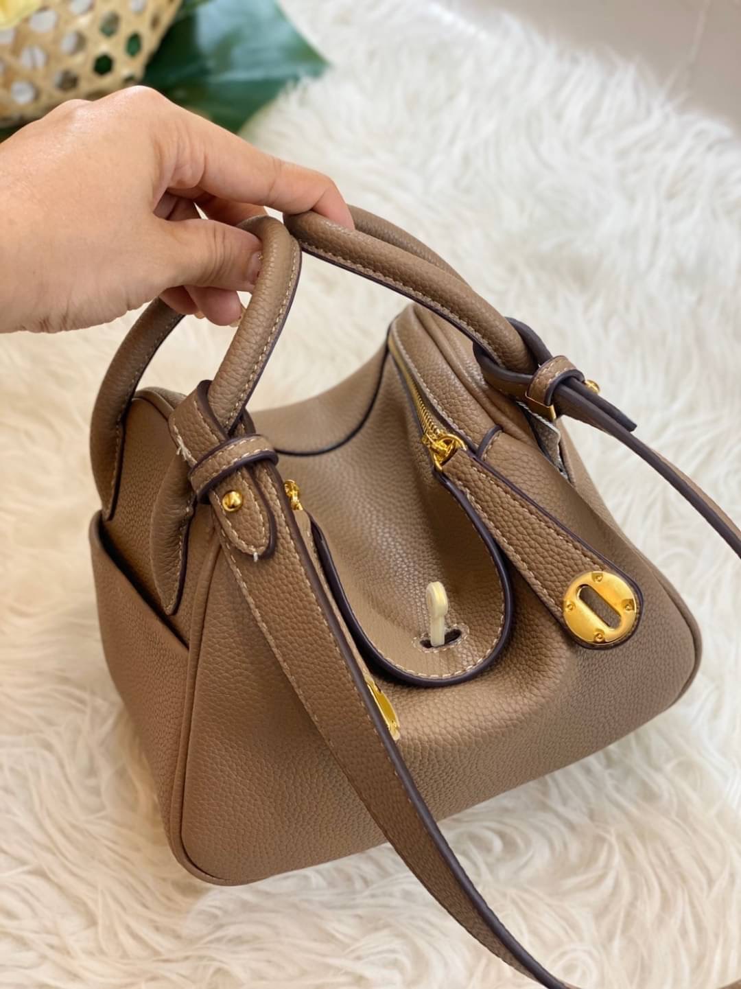 กลับมาเเล้วค่า Lindy 20cm หนัง PU premium ที่ลูกค้าถามกันมาเยอะมากกก รอบนี้หนังสวยมากๆๆ สายสะพายแบบเรียบหรู มีห่วงรัดสายสองข้าง มี 2 สายนะคะ มีซิลิโคนปิดลูกบิดกันรอย งานเนี้ยบสุด ยิ่งใช้ยิ่งนิ่มมม กระเป๋าทรงสวยนุ่ม Flexible มากๆ จุของได้ทุกสิ่ง จะใช้ไปทำง