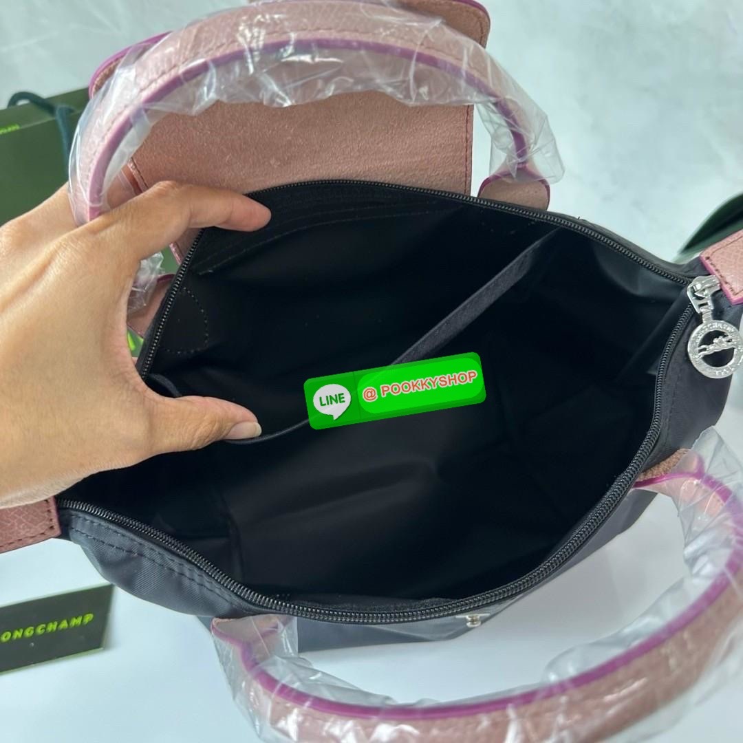 Longchamp Le Pliage Eiffel Tower Tote Bag S 🔖 Collection ใหม่ล่าสุดโดดเด่นด้วยลายปักหอไอเฟลขนาดกระทัดรัดจุของได้เยอะ 🔖วัสดุ : ไนลอนกันน้ำ 🔖เปิด-ปิด ด้วยฝาปิดกระดุมแป๊กมีซิปปิดด้านบน ภายในช่องโล่งกว้างสามารถใส่ iPad ได้ มีช่องแยกด้า