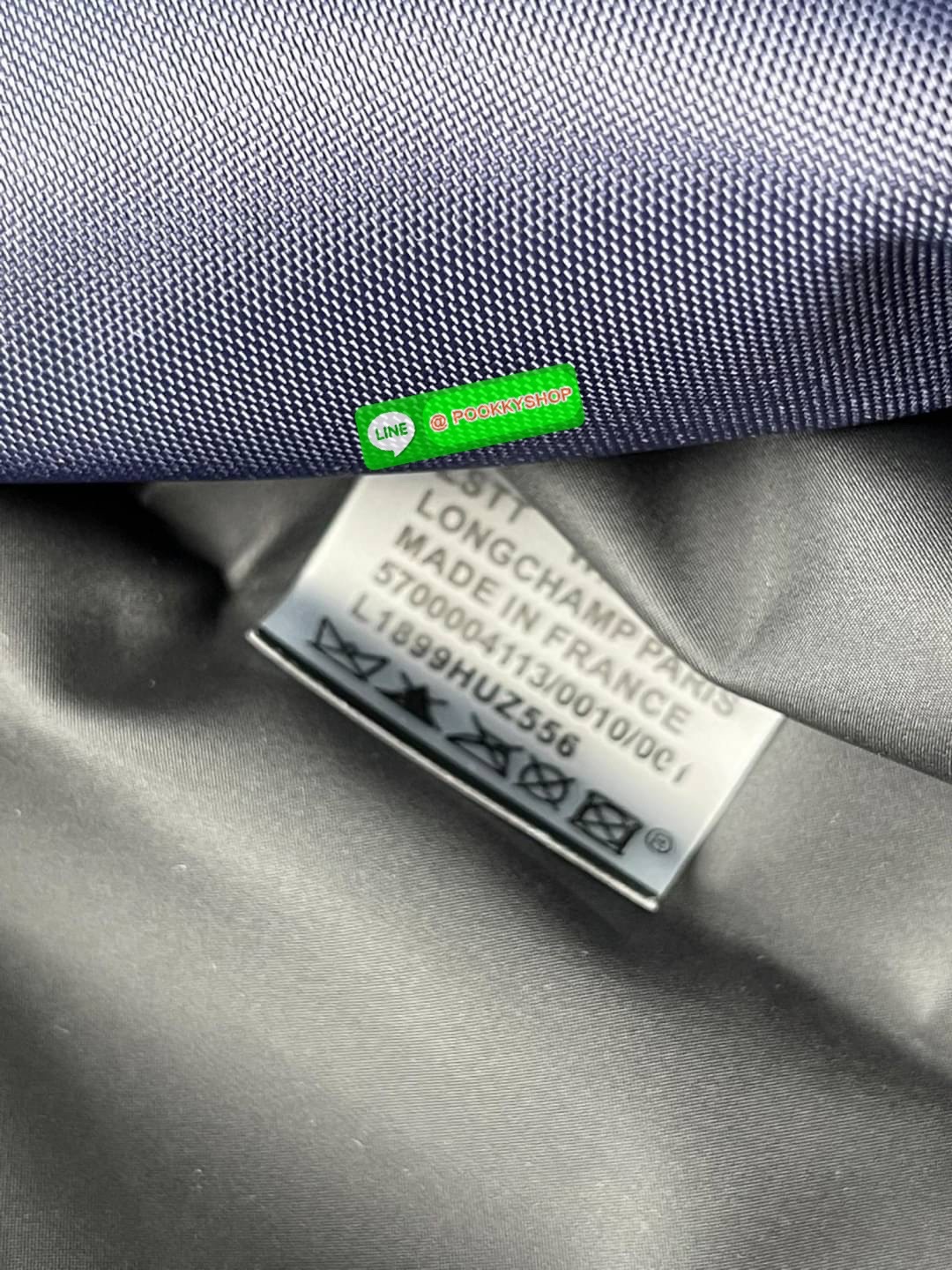 💕LONGCHAMP LE PLIAGE TRES PARIS SHOULDER BAG กระเป๋าโท้ทใบนี้ดึงดูดใจคุณด้วยรูปทรงมินิมอลและปริมาตรที่เพียงพอซึ่งสามารถเก็บเอกสารหรือแล็ปท็อปทั้งหมดของคุณได้อย่างง่ายดาย สายคล้องไหล่มีความยาวช่วยให้คุณสะพายได้อย่างสบาย ขณะที่การปิดด้วยซิปช่วยให้มั