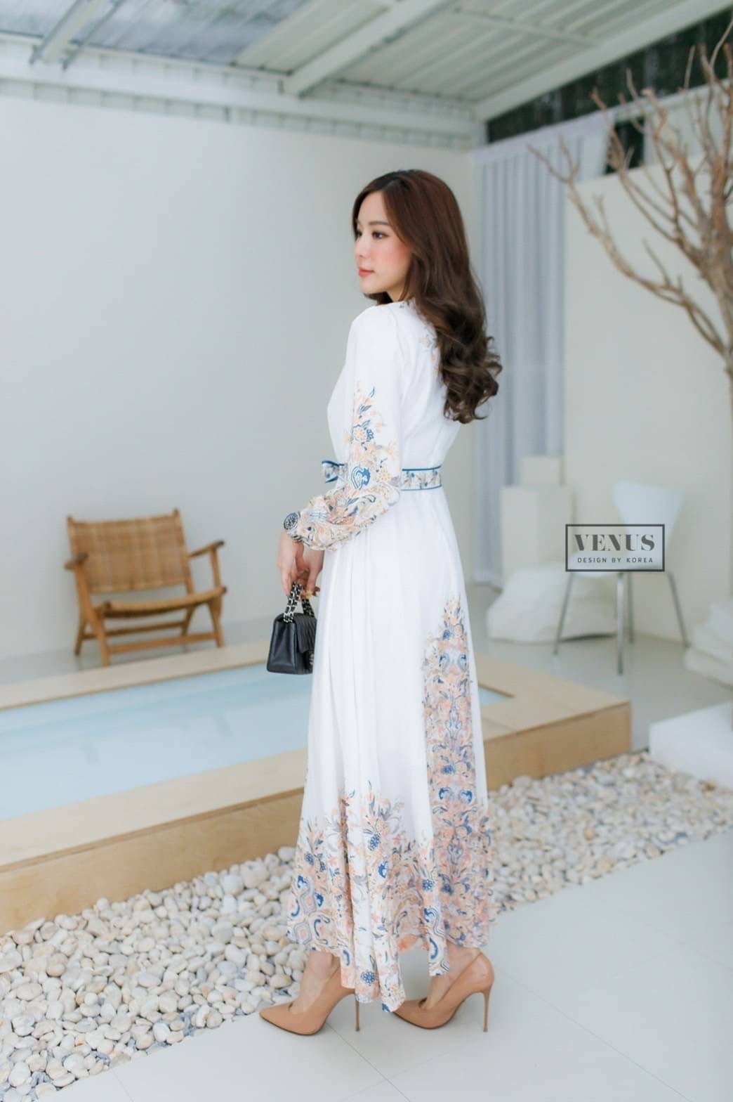 Restock ♥️♥️♥️♥️ I'm Lady By Venus MaxiDress แม๊กซี่เดรสยาวพิมพ์ลายสไตล์โบฮีเมี่ยน งานมาพร้อมกับสายคาดเอวผูกเข้าชุดกันนะคะ แม๊ทกับรองเท้าส้นสูงก็สวยเป๊ะคะ