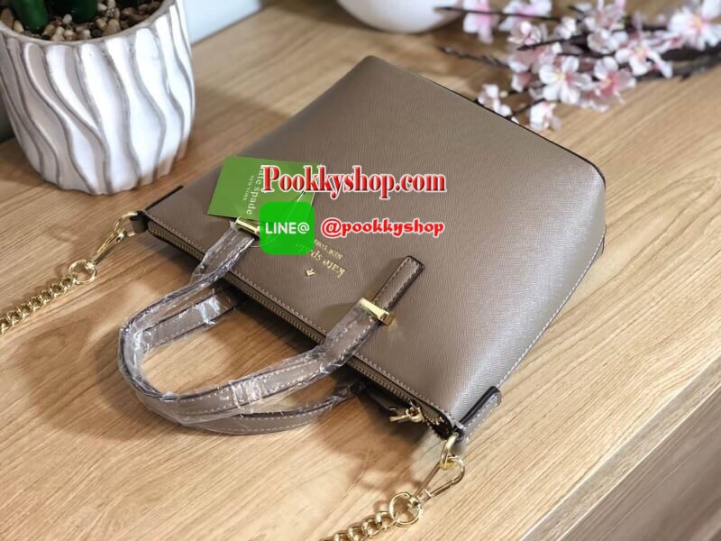 Kate Spade Cedar Street Mini Harmony Crossbody Small Handbag กระเป๋าสะพายใบเล็กสุดน่ารัก วัสดุหนัง Saffiano สวยหรูอยู่ทรงสไตล์ น่ารักไม่ซ้ำใคร ด้านหน้าประดับโลโก้สีทองสวย ภายในมีช่องซิปและช่องเล็ก สามารถใส่ ipad mini กระเป๋าสตางค์ใบยาวของใช้ได้จุกจิกได้เย