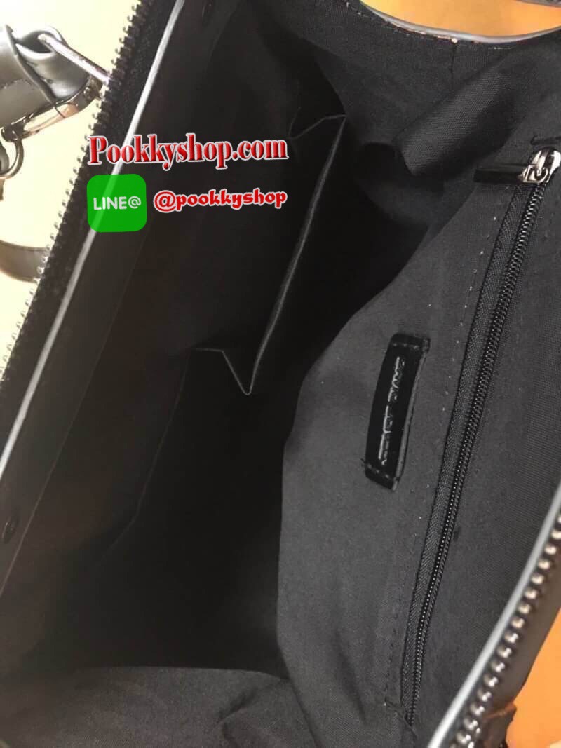 รุ่นขายดีมาก ลายใหม่ สวยมากค่า ทรง speedy ขายดี น่ารักมาก สี Metallic grey ( สีเทาเข้มคะ ) มาพร้อมกระต่ายเข้า set เลิศคะ กระเป๋า จากแบรนด์ David Jones กระเป๋าสะพายข้างดีไซน์เกร๋มาก สีสวยหรูมาก ขนาดกำลังดีเลย น้ำหนักเบามากคะ ภายในมีช่องเก็บของจุกจิกได้ มีถ