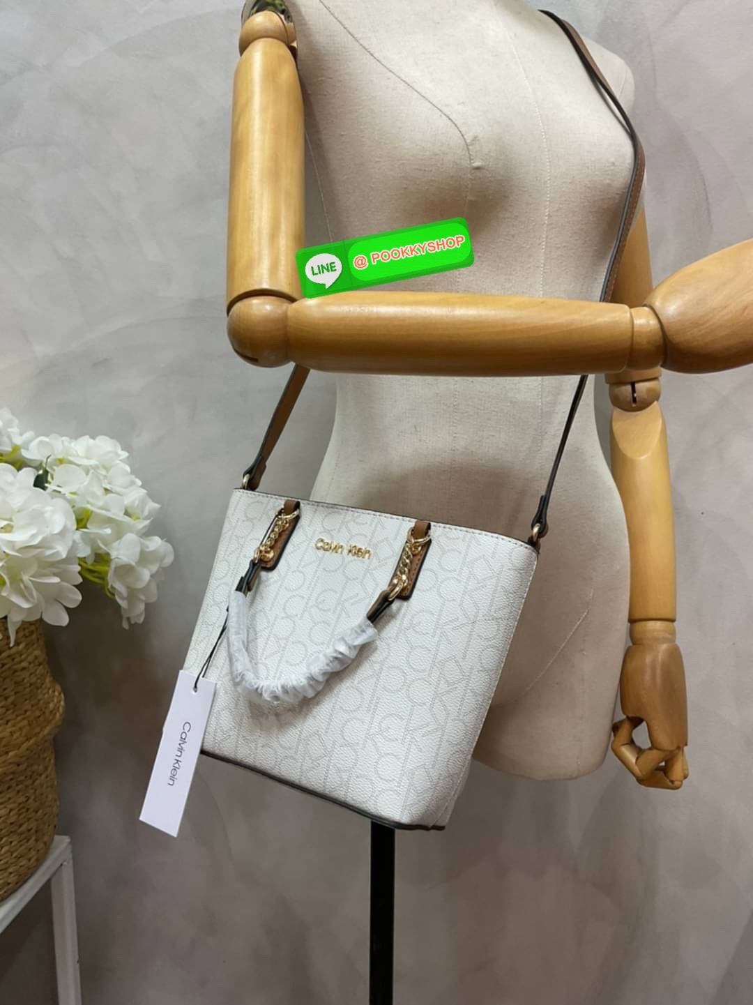 Calvin Klein Monogram Shopping Bag คอลเลคชั่นใหม่ล่าสุด ของมันต้องมี สวยหรูดูแพงมาก สำหรับรุ่นนี้!!! กระเป๋าถือ/สะพาย Crossbody รุ่นใหม่ชนช้อป รุ่นยอดนิยม วัสดุ PVC คุณภาพดี น้ำหนักเบา ด้านหน้าประดับด้วยโลโก้แบรนด์ ตัวกระเป๋าลาย monogram สวยหรู รอบใบ มาพร