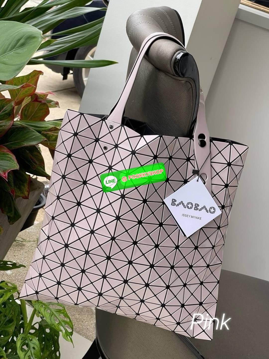 Baobao Issey Miyake Prism Frost ToTe Bag ซีรีส์ที่มีความแวววาวนุ่มนวลและมีลวดลายคล้ายเกรนของผ้าเพื่อสร้างลุคที่มีเท็กซ์เจอร์ กระเป๋าโท้ตที่มีให้เลือกอย่างหลากสี มีกระเป๋าซิปด้านในที่สามารถเก็บของมีค่าได้อย่างปลอดภัย เช่น บัตรโดยสารประจำและกุญแจ กระเป๋าโท้