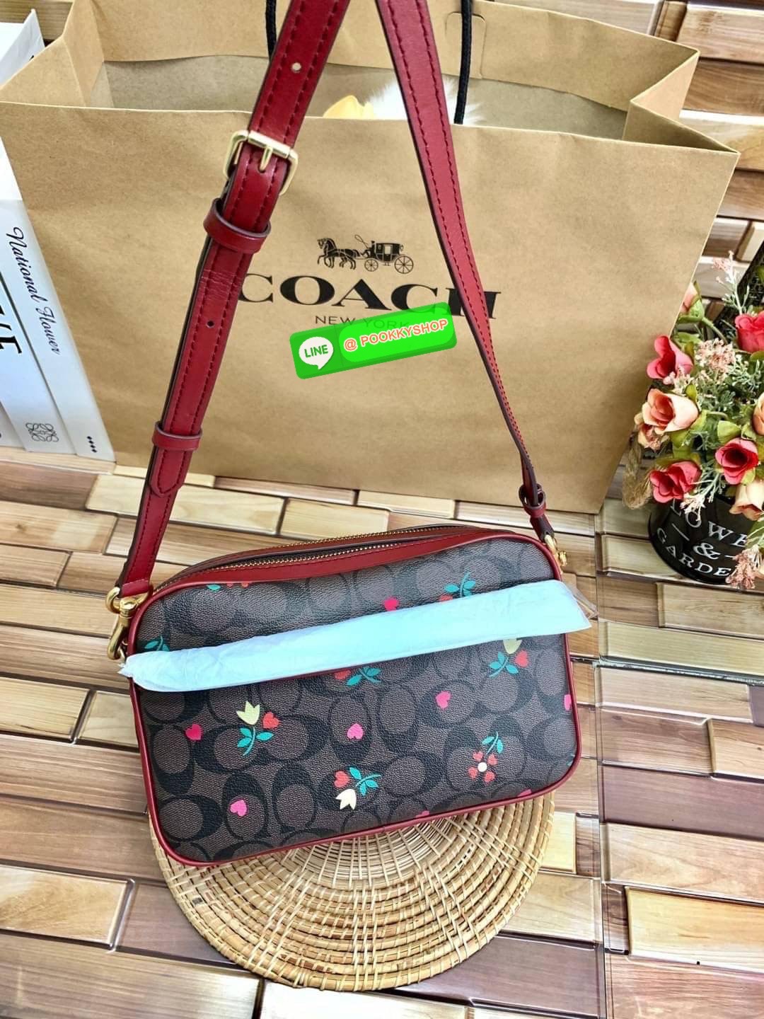 COACH JES CROSSBODY IN SIGNATURE CANVAS WITH HEART PETAL PRINT((C7617)) พร้อมส่งที่ไทยค่ะ! กระเป๋สะพายครอสบอดี้ร์ หนังแท้แคนวาสเคลือบลาย ทั้งใบปริ้นล์ลายดอกไม้หัวใจ สวยหวาน ละมุนหมากๆค่ะ เปิด-ปิดกระเป๋าแบบ2ช่องซิปหลัก ภายในสามารถใส่สัมภาระได้เยอะ ช่องกว้า