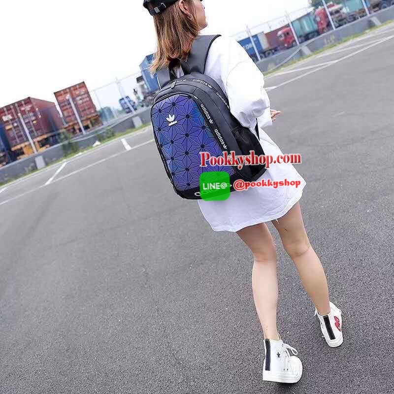 Adidas Originals 3D Backpack กระเป๋าสะพายหลัง 3D ลุคสุดล้ำของกระเป๋าสะพายหลัง ที่มาพร้อมช่องกระเป๋าซิปและลายพิมพ์สามมิติแบบอสมมาตร ดูดีมีสไตล์ด้วยการใช้วัสดุเลียนแบบหนังที่ทันสมัย ให้คุณมีพื้นที่มากขึ้นในการจัดเก็บ ด้วยช่องกระเป๋าด้านหน้าและด้านใน มีช่องส