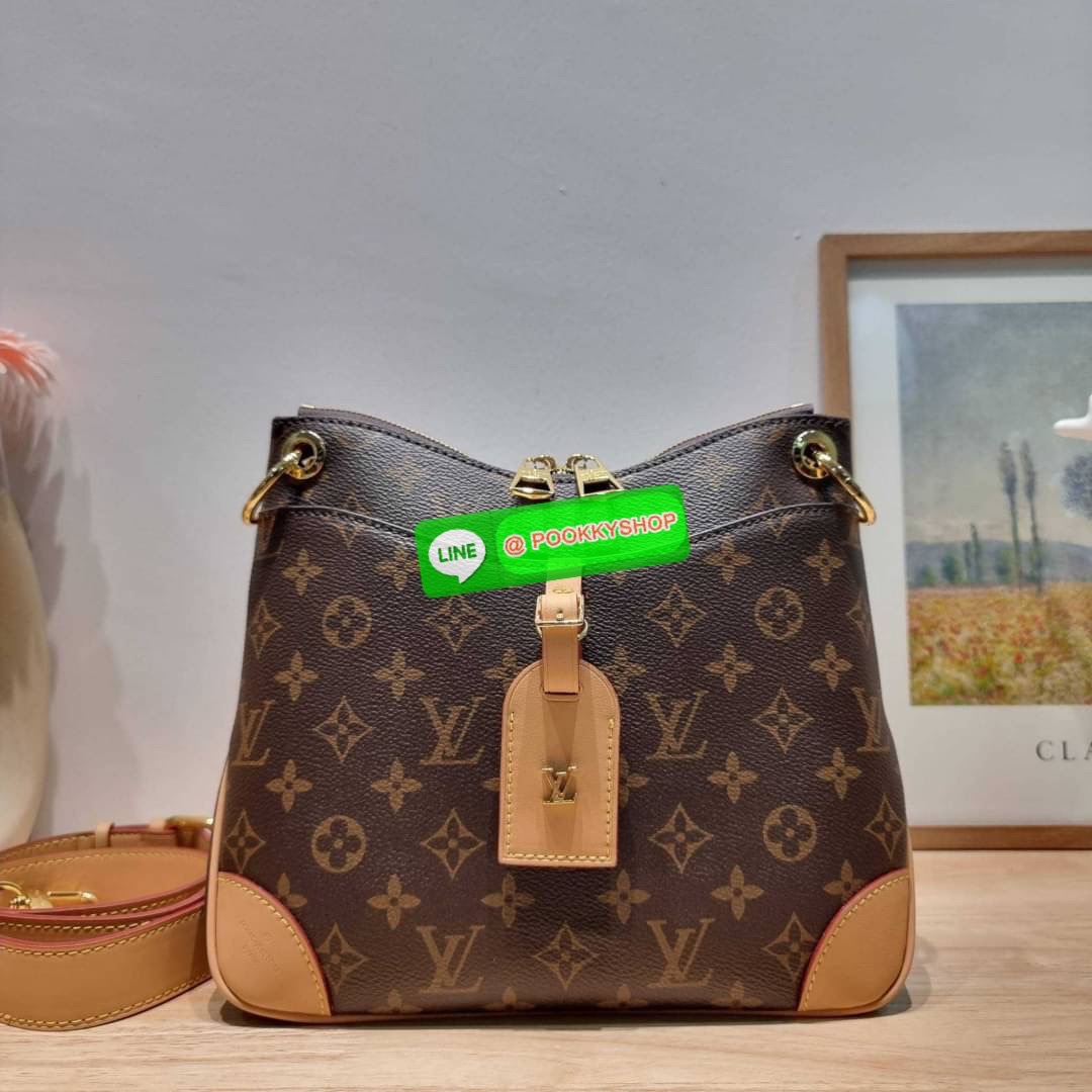 🔆 Model LV odeon bag 🔆 Details ฮอตที่สุด กับกระเป๋าสะพายดีไซน์คลาสสิค ขนาดกำลังดี ทำให้ใช้งานได้สะดวก ปากกระเป๋ามีซิปเปิดปิด ด้านหน้ามีช่องใส่ของได้ ภายในโล่งกว้าง ใส่ได้ทั้งกระเป๋าสตางค์ใบยาว มือถือ ของจำเป็นต่างๆ มาพร้อมสายสะพาย ปรับได้ต