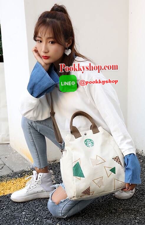 ReStock! พร้อมส่งอีกครั้งตามคำเรียกร้องค่ะ STARBUCKS COOLER BAG กระเป๋าถือหรือสะพายอเนกประสงค์ Limited Edition จาก STARBUCKS วัสดุ Canvas เนื้อหนาอยู่ทรงสวยแม้ไม่ใส่ของใบใหญ่กำลังดีน้ำหนักเบามาพร้อมหูหิ้วและสายสะพายยาวถอดได้เลื่อนปรับได้ เปิดปิดด้วยกระดุม