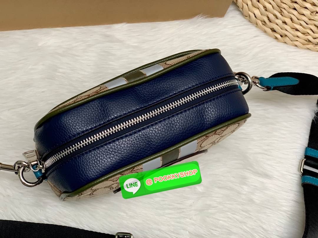 New arrival! 🌈รุ่นใหม่ห้ามพลาดค่ะ! Coach Dempsey Camera Bag In Signature Jacquard With Stripe And Coach Patch ((1912)) พร้อมส่งที่ไทย! กระเป๋าสะพายครอสบอดี้ร์กรือสะพายข้างได้ วัสดุJacquard+หนังแท้ สวยงามมากๆค่ะ ด้านหน้ามีป้ายวงกลมหนังโลโก้แบรนด์ เ