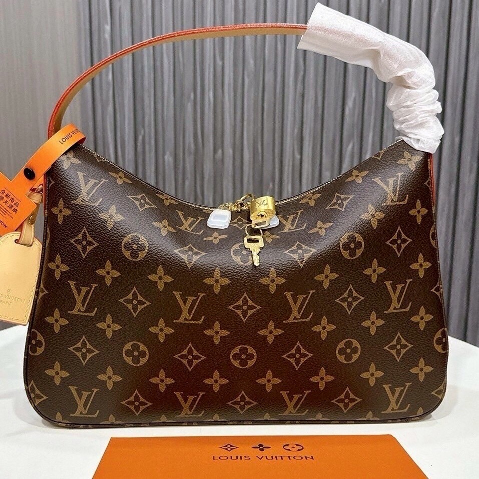 🕊️ พร้อมส่ง | LV Slouchy PM bag กระเป๋าสะพายทรงโฮโบดีไซน์คลาสสิค ใบใหญ่กำลังสวย โดดเด่นด้วยรูปทรงเป็นเอกลักษณ์ ใช้งานได้สะดวกคล่องตัว เหมาะสำหรับพกพาเดินทางและใช้งานได้ทุกวัน ลายโมโนแกรมแคนวาสสุดไอคอนิก เสริมความสง่างามด้วยอะไหล่สีทอง งานจริงสวยมา