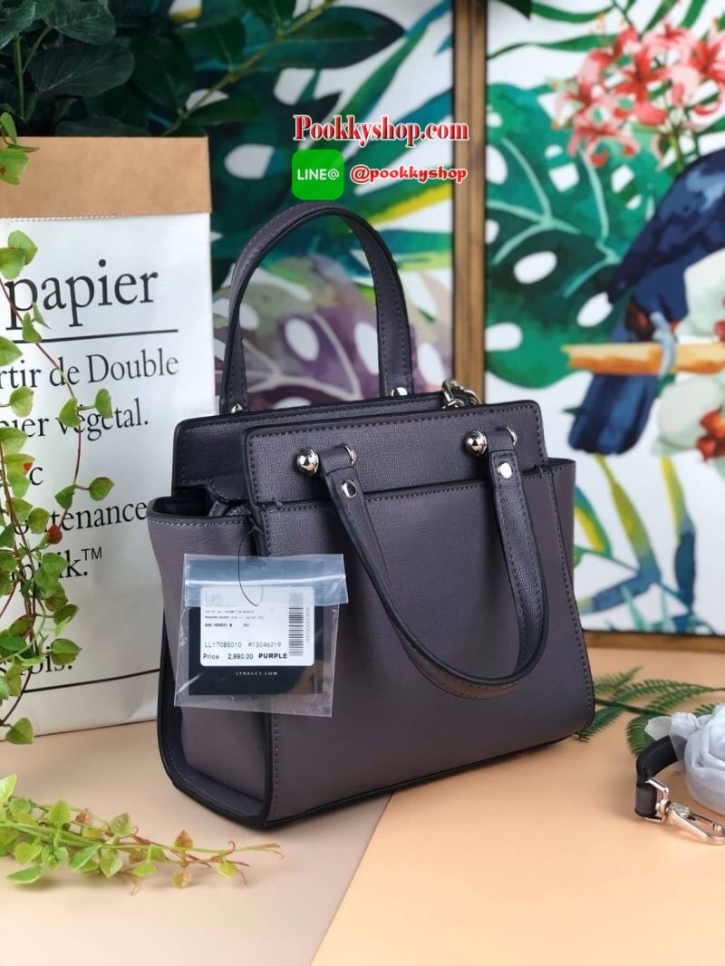 Lyn Handbag กระเป๋าถือ/สะพายวางอยู่ทรง ด้านหน้ามีปั๊มโลโก้แบรนด์ มาพร้อมพวงกุญแจหนังเข้าสีกระเป๋า มีหมุดรองฐานทั้ง 4 มุม หูหิ้วสามารถพับลงได้ เปิดปิดแบบซิป ด้านในมีช่องซิปเล็ก 1 ช่อง สามารถใส่ iPhone plus กระเป๋าเงินใบกลางได้สบายๆค่ะ มีสายสะพายยาวหนังปรับ