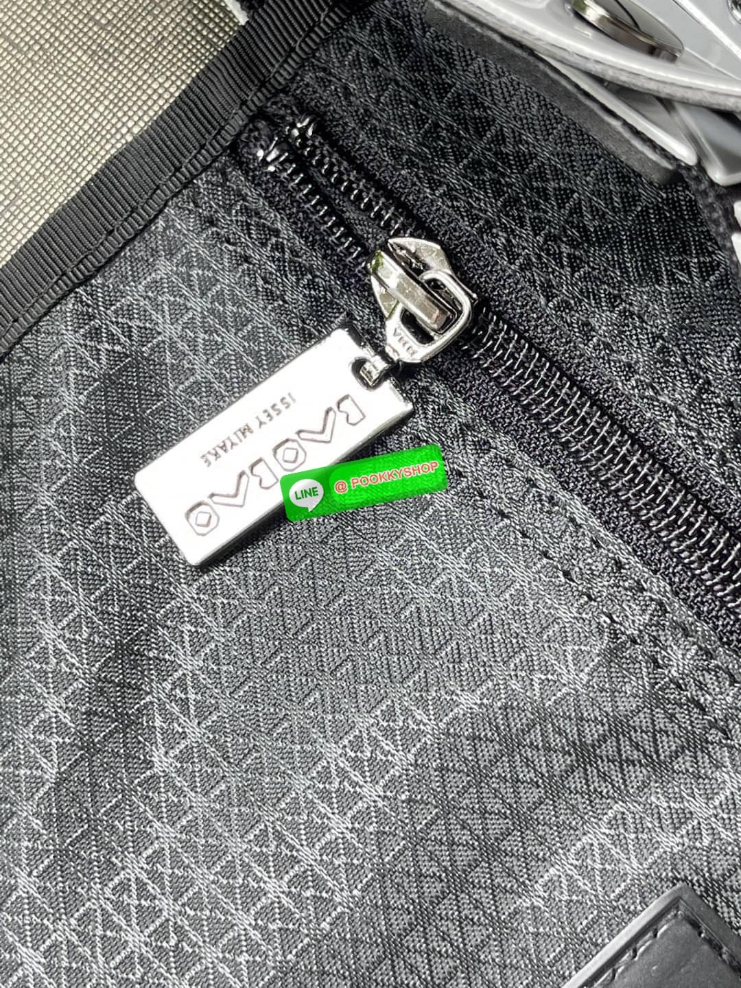 💕 Baobao Issey Miyake Prism Frost ToTe Bag ซีรีส์ที่มีความแวววาวนุ่มนวลและมีลวดลายคล้ายเกรนของผ้าเพื่อสร้างลุคที่มีเท็กซ์เจอร์ กระเป๋าโท้ตที่มีให้เลือกอย่างหลากสี มีกระเป๋าซิปด้านในที่สามารถเก็บของมีค่าได้อย่างปลอดภัย เช่น บัตรโดยสารประจำและกุญแจ