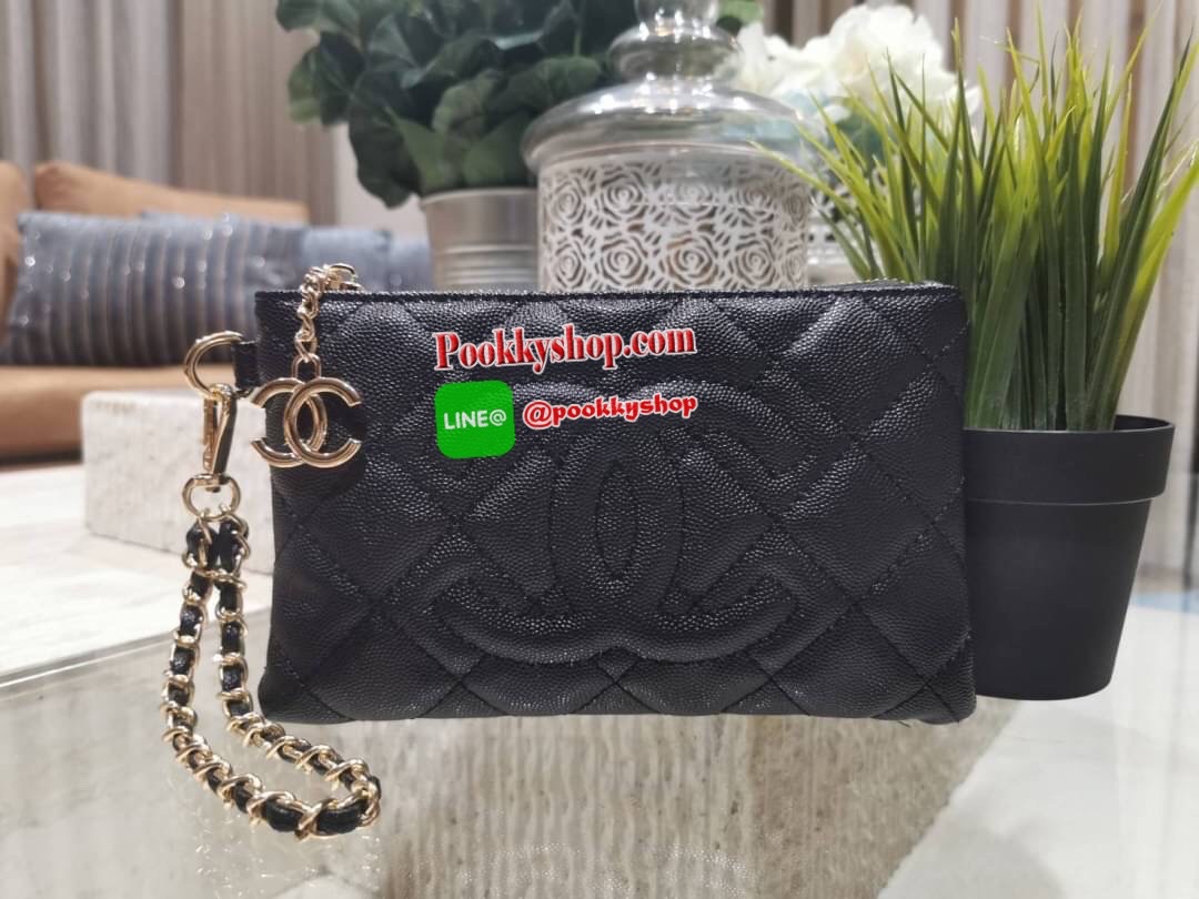 Don't Miss! Chanel Clutch Bag Gift With Purchase (GWP) กระเป๋าคล้องเเขนรุ่นใหม่พรีเมี่ยมกิ้ฟจาก Chanel Counter วัสดุหนังคาเวียร์สวยหรูเปิดปิดด้วยซิปสะดวกใช้ ห้อยอะไหล่โลโก้แบรนด์สีทองเพิ่มดีเทลเก๋ ภายในมีโลโก้ สามารถใส่กระเป๋าสตางค์ มือถือ iphone บัต