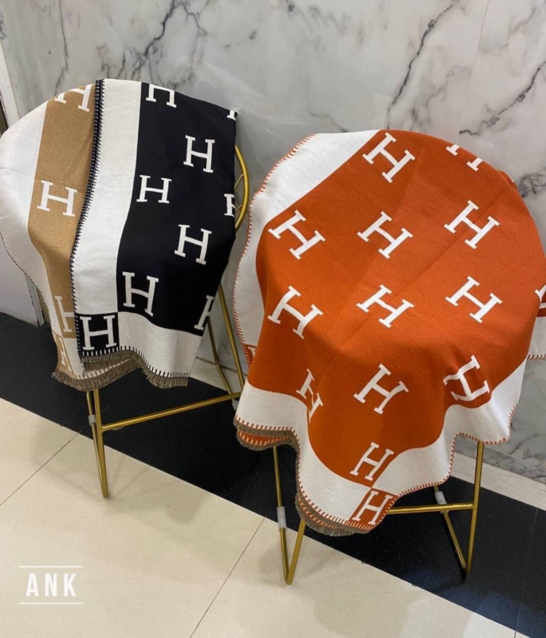 💥 NEW ARRIVAL💥 Brand: Hermes New collection 2022 ผ้าคลุมไหล่ ผ้าพันคอ Hermes ผ้าวูลเนื้อดี นุ่มมาก ทอลาย logo ลายคมชัด งานสวยค่ะ เป๊ะมากกกค่ะ ใช้เป็นพรอพเก๋ๆ คลุมไหล่สวยๆ ใครมองหาผ้าคลุมไหล่ ผ้าพันคอสวยๆ จัดเลยค่ะ