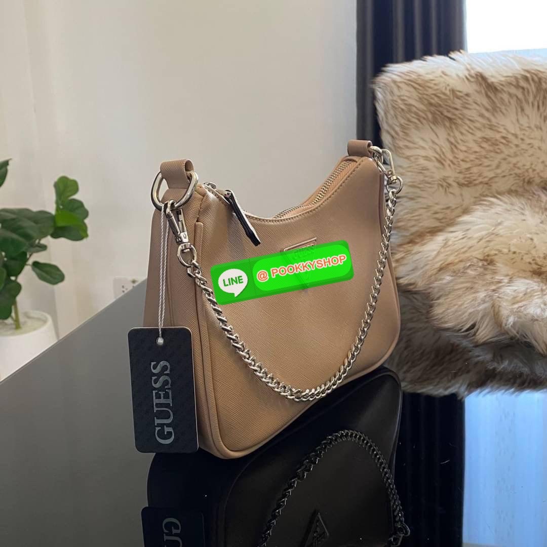 รุ่นใหม่ล่าสุด GUESS SHOULDER BAG ซื้อ1ได้ถึง2ไอเท็ม กระเป๋าพอชรูปทรงสวย เปิด-ปิดด้วยซิปด้านในโล่งกว้างมีช่องซิปใส่ของจุกจิก เพิ่มความน่ารักด้วย กระเป๋าใส่เหรียญใบเล็กทรงกลม เฝสามารถถอดใช้แยกได้ มาพร้อมสายโซ่สะพายไหล่ และสายสะพายยาวสามารถปรับระดับได้ฟรีไซ
