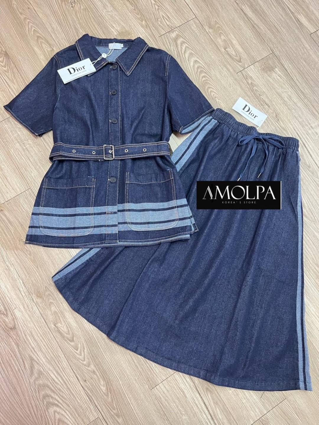 SET TOP+SKIRT CHRISTIAN DIOR DENIM มาให้ช๊อปทั้งเสื้อและกระโปรง สำหรับแบรนด์ CHRISTIAN DIOR คอลเลคชั่นใหม่ งานผ้ายีนส์คุ้มค่าต่อการครอบครองมากกกก สุดคุ้ม ตัวเสื้อเป็นเสื้อคอปกกระดุมหน้า มาพร้อมเข็มขัดยีนส์ หลังปลายเสื้อทออักษร CHRISTIAN DIOR มาพร้อมกระโปร