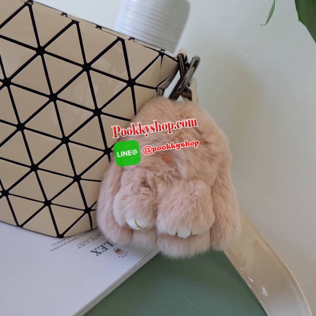 ใหม่ล่าสุด กระเป๋า จากแบรนด์ David Jones กระเป๋าถือ/สะพายข้างดีไซน์เกร๋มาก สีสวยหรูมาก ขนาดกำลังดีเลย น้ำหนักเบามากคะ ภายในมีช่องเก็บของจุกจิกได้ พิเศษ !! แถมน้องกระต่ายขนฟู เข้าset กับกระเป๋าเลยค่า น่ารักมากๆ มีถุงผ้าแบรนด์ให้คะ ใบจริงสวยมากคะ ดีต่อใจ มี