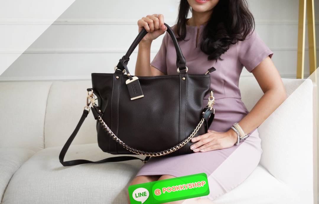 LUXE กระเป๋าเอนกประสงค์ สะพายได้ 3 แบบ เอาไปทำงานเหมาะมากๆ เพราะใส่ เอสี่ ได้ รุ่น Renaise (เรเนส) ใบใหญ่ แต่เบา! เริ่ดมากๆ สายสะพาย 2 เส้น สะพายได้ถึง 3 แบบ ลุคไหนก็เอาอยู่