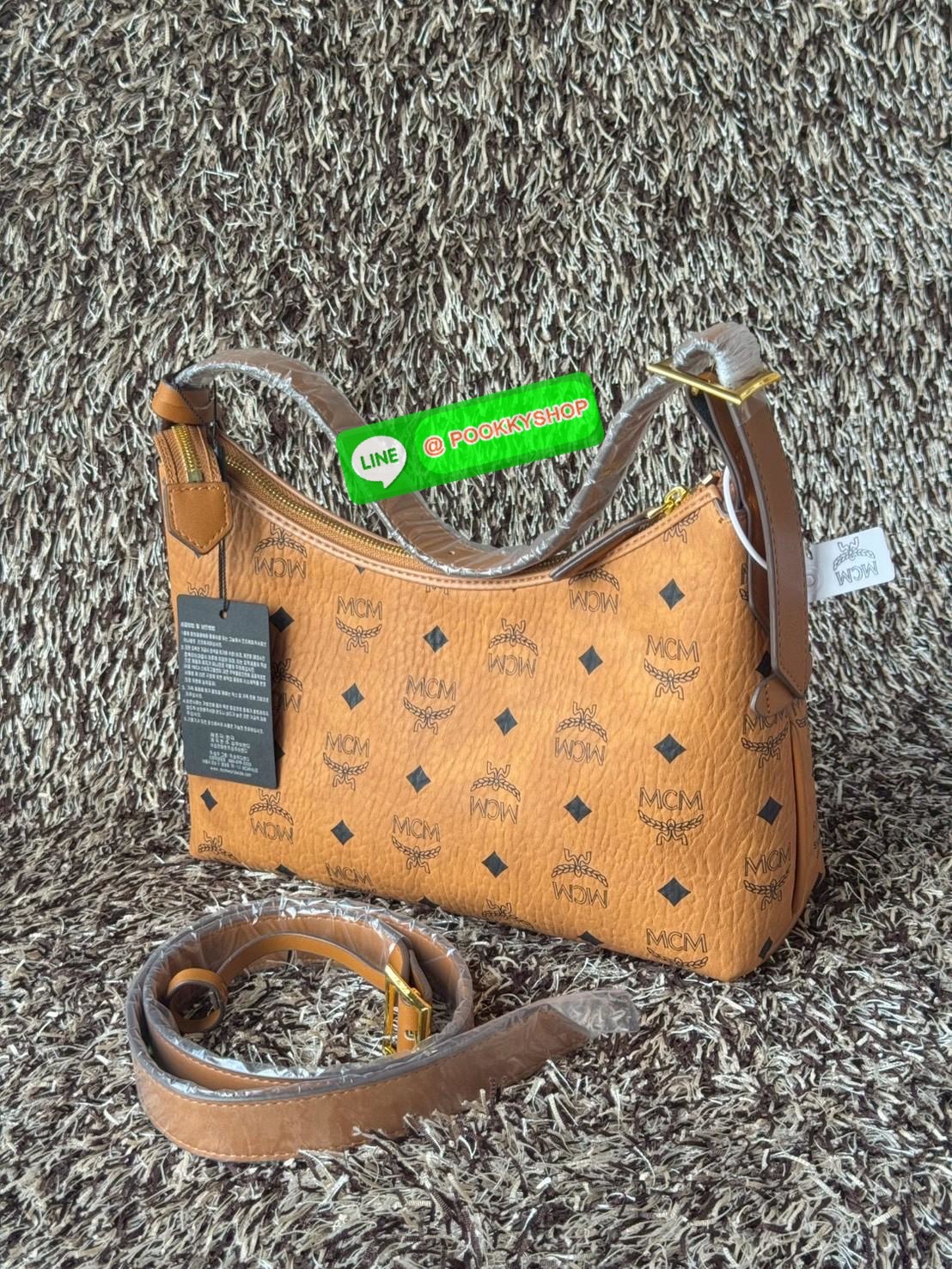 MCM Aren Hobo In Visetos กระเป๋าสไตล์คลาสสิก โดดเด่นด้วยรูปลักษณ์ ที่สามารถสะพายขึ้นไหล่ และยังมีสายสะพายเพิ่มให้1เส้น ต่อเป็นสายยาวสะพายพาดลำตัวได้ ฝากกระเป๋าเปิดปิดด้วยซิป แต่งดีเทลแท็กหนังที่ถอดออกได้และกุญแจพร้อมลูกสลักโลโก้