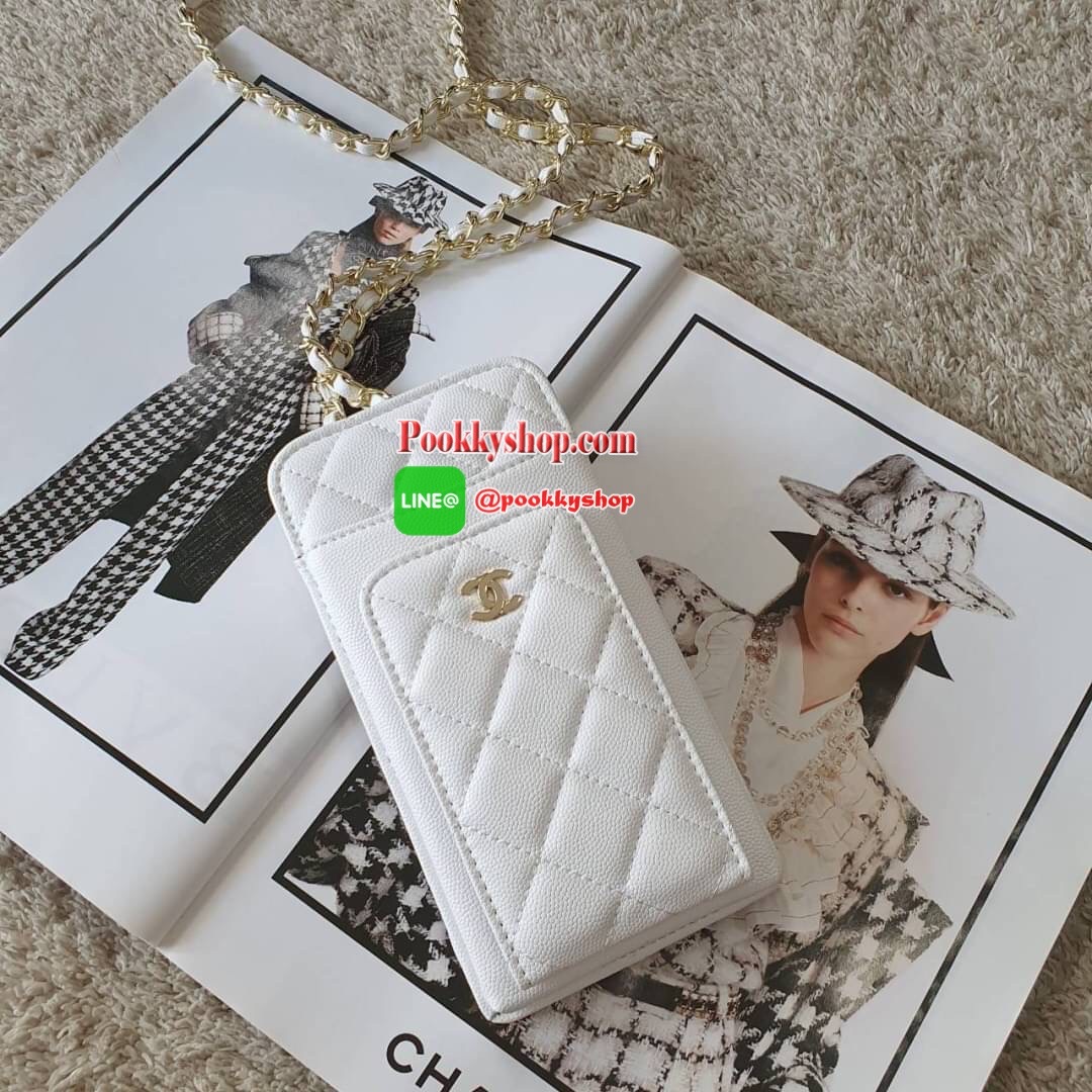 NEW ARRIVAL!! CHANEL VIP GIFT WOC BAG กระเป๋าสตางค์คล้องคอ/ Crossbody ที่กำลังมาแรงมาในตอนนี้ ตัวกระเป๋าเป็นกระเป๋าสตางค์หนังพียูลาย CAVIER อะไหล่ทองทั้งใบ ด้านหน้าใส่ iphone+ ได้ เปิดปิดด้วยกระดุมแม่เหล็ก สามารถใส่บัตรได้อีก4ใบด้านใน พลิกมาด้านหลังมีช่อง