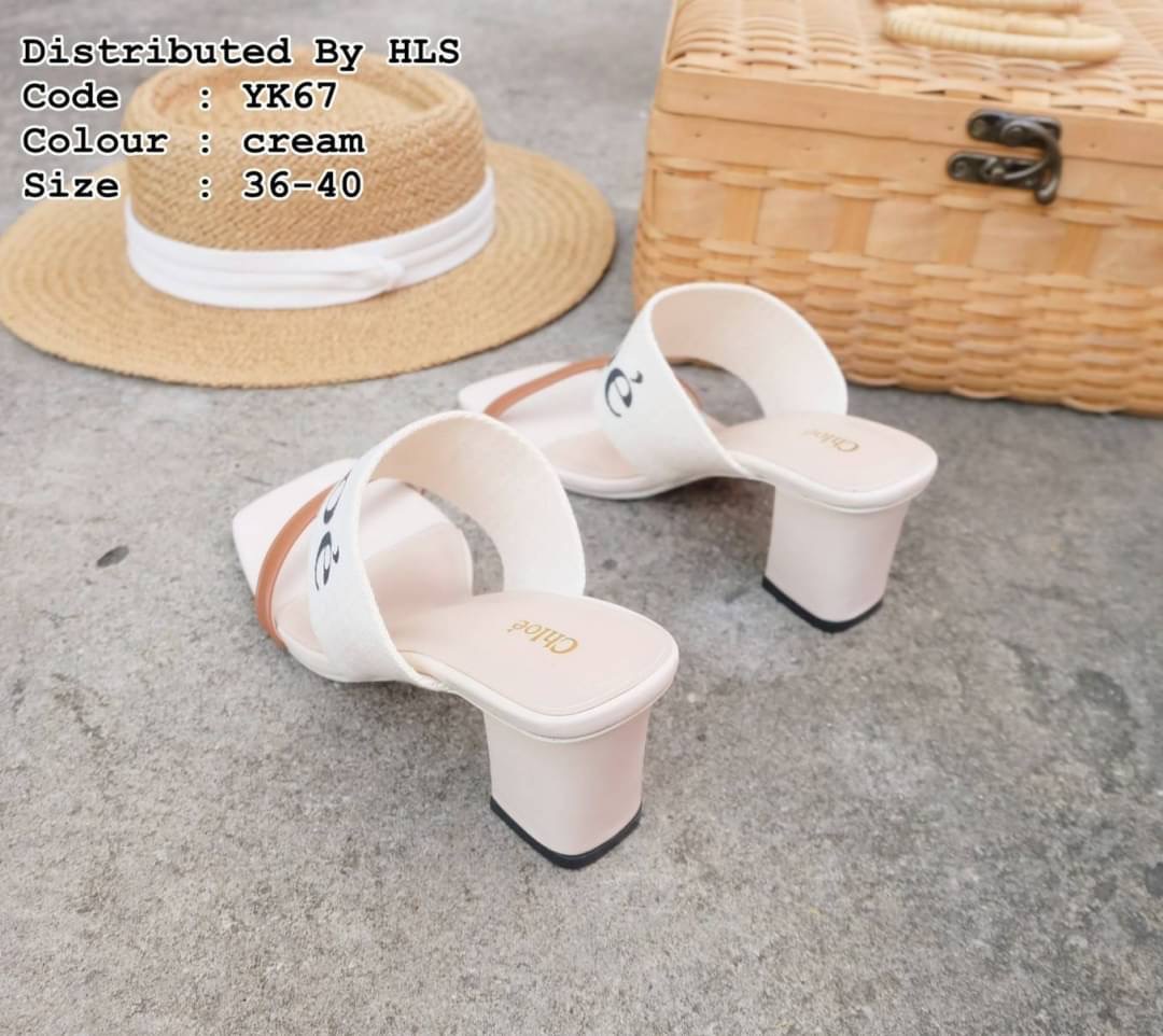 งานรีพีท มาแล้วคะ พร้อมส่งคร่าา รองเท้าส้นสูง maxi ส้นแท่งกลม 2" ทรงสวม สายคาดไขว้ผ้าแคนวาส พิมพ์ลาย chloe' สวยเก๋มากๆ พื้นปั๊มแบรนด์ ใส่สบายมากๆ ใส่สบายๆๆชิวๆ