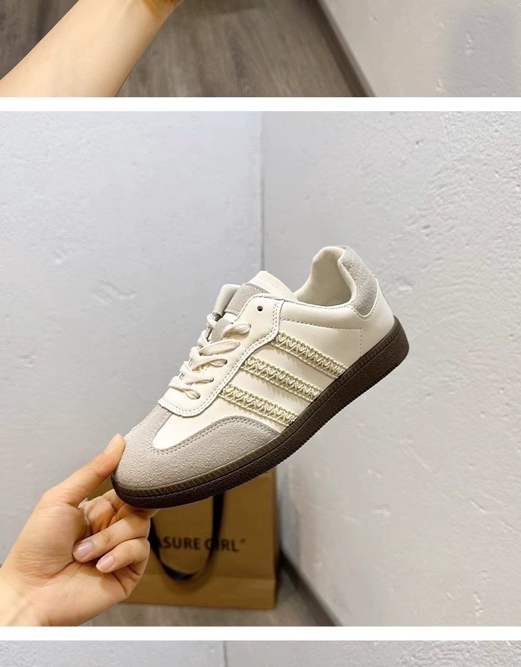 รองเท้าผ้าใบงานเกาหลี รุ่นนี้เป็นผ้าใบทรงที่ทุกคนต้องมี ด้ารข้างดีเทลเส้น สีละมุนมากใส่แล้ว สวยน่ารักมาก พื้นนิ่มใส่สบาย แมทช์กับชุดเริ่ดมาก ต้องมีแล้วน๊าา