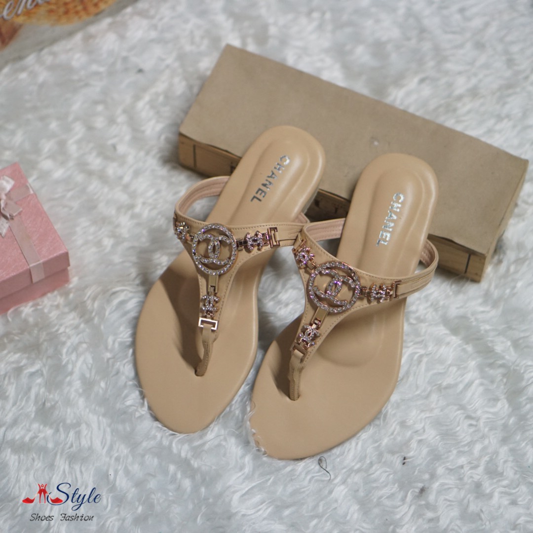 พร้อมส่ง รองเท้าแตะลำลอง แบบหูหนีบ วัสดุทำจากหนังนิ่ม งานเย็บดี นิ่ม เบา ใส่สบายมาก พื้นอย่างดี ใส่แล้วสวยฝุดๆ ใส่ได้ทุกโอกาส สาวควรมีไว้ติดบ้านสักคู่น๊าาา...