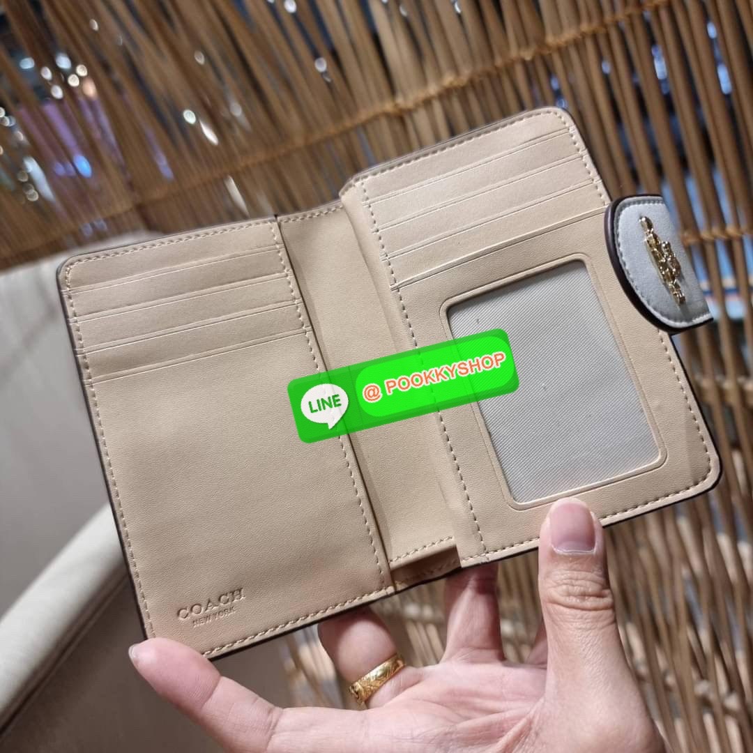 COACH C7413 MEDIUM CORNER ZIP WALLET WITH ORNAMENT PRINT คอลเลคชั่นใหม่ กระเป๋าสตางค์ใบกลาง ดีไซน์ใหม่ สุดหรู คละลายพริ้นท์เต็มใบ น่าใช้ไปอีก วัสดุหนังแคนวาสเคลือบลาย ภายในมีช่องใส่บัตร ใส่ธนบัตรได้ครบ และมีช่องซิปแยก ใบจริงสวยมากๆ แนะนำจ้า ราคาสุดคุ้มครบ