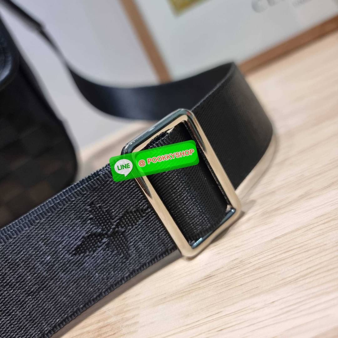 LV bass macassar monogram bag ของใหม่จัดให้หนุ่มๆ จากเคาน์เตอร์ dutyfree กับกระเป๋าสะพายทรงแมสเซ็นเจอร์ ไซส์กำลังดี เหมาะกับหนุ่มๆที่รักความคล่องตัว วัสดุหนังแท้ปั๊มลายเต็มใบ ดีไซน์คลาสสิค เปิด-ปิดด้วยกระดุมแม่เหล็ก ภายในโล่ง ใส่โทรศัพท์ได้ทุกรุ่น ใส่กระเ