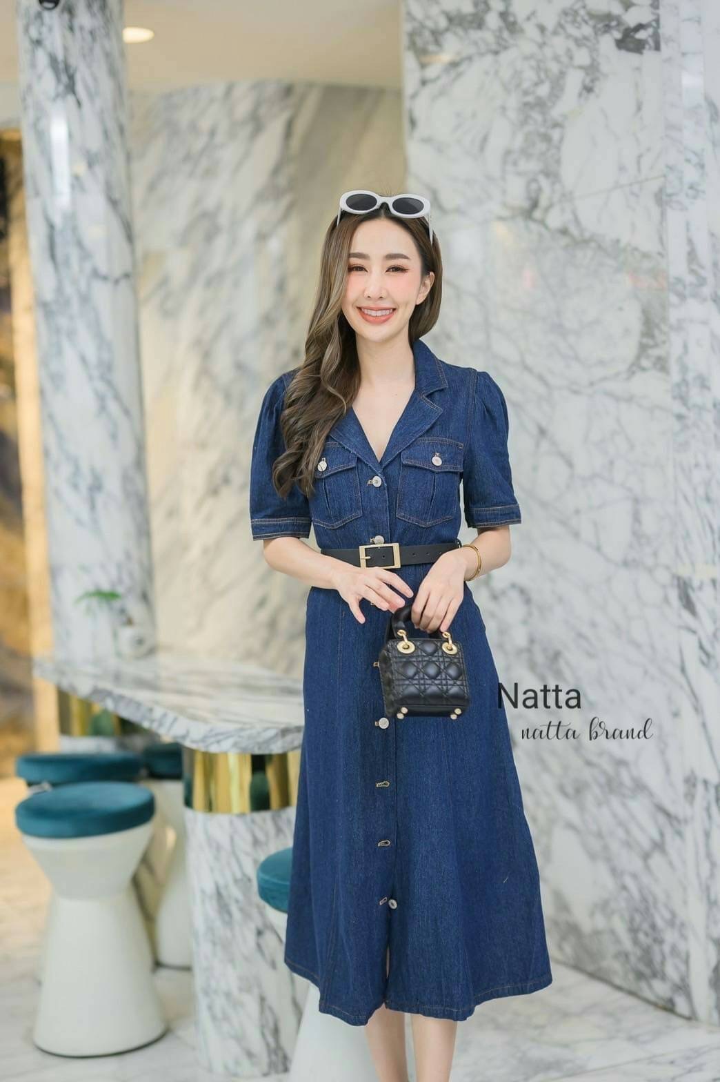 ชุดเดรสยีนส์ ติดกระดุมด้านหน้า มีกระเป๋าข้างใช้งานได้จริง มาพร้อมกับเข็ดขัด ใส่ได้ทุกโอกาส จะใส่ไปเที่ยว ใส่ทำงานเก๋ๆ ไม่ซ้ำใครแน่นอนจ้า ผ้ายีนส์สวย ใส่ได้ตลอดค่ะ