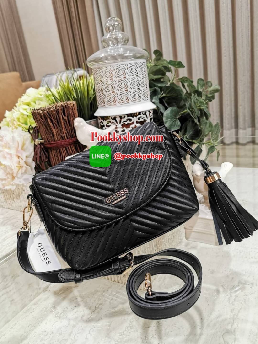 NEW! GUESS CROSSBODY BAG กระเป๋าสะพายรุ่นใหม่ล่าสุดดีไซน์คลาสสิควัสดุหนังนิ่มเดินเส้นลายตารางสวยอยู่ทรงด้านหน้าประดับโลโก้ GUESS เปิดปิดด้วยฝาปิดกระดุมแม่เหล็กประดับด้วยพู่หนัง ภายในมีโลโก้และช่องซิป กว้างและจุใส่กระเป๋าสตางค์ มือถือ ของจุกจิกได้เยอะ สายส