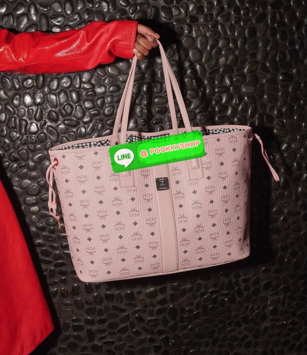 💕Mcm Liz Reversible Shopper in Visetos ขึ้นชื่อว่าเป็นกระเป๋าช็อปเปอร์ แน่นอนว่า จะต้องเหมาะสำหรับสาว ๆ ที่ชอบพกสัมภาระเยอะ ซึ่งรุ่นนี้ไม่ใช่แค่เพียงให้พื้นที่จุของกว้างขวางเท่านั้น แต่ยังออกแบบดีไซน์และรูปทรงให้มีความยืดหยุ่น มีหูรูดด้านข้างที่สา