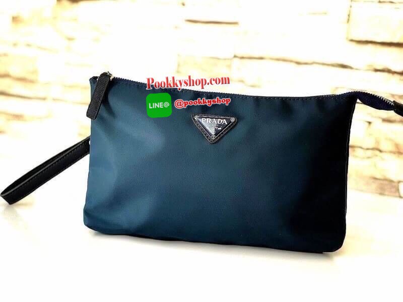 MUST HAVE! PRADA NYLON GIFT WITH PURCHASE CROSSY BAG กระเป๋าคล้องมือ พรีเมี่ยมกิ้ฟจากเคาน์เตอร์ต่างประเทศรุ่น Limited วัสดุ Nylon เนื้อหนาคุณภาพดีตามแบบฉบับแบรนด์ เปิดปิดด้วยซิปขนาดกำลังดีด้านหน้าประดับโลโก้แบรนด์หรู ด้านหลังมีช่องซิปอีก1 ช่องภายในมีช่องซ
