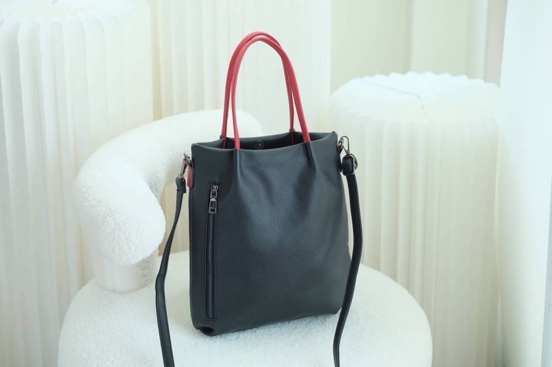 มาอีกรอบละจร้าาา‼️ ฮิตที่สุดใน Japan🇯🇵 ต้องใบนี้เลย กระเป๋า Alice and Olivia น่ารักน่าใช้มากๆ ไม่ต้องไปหาซื้อไกลถึง japan 🇯🇵 ด้านในใส่ของได้จุ มีช่องซิบหลายช่อง ถือได้สะพายได้เลย so cute สุดๆเลยค่า