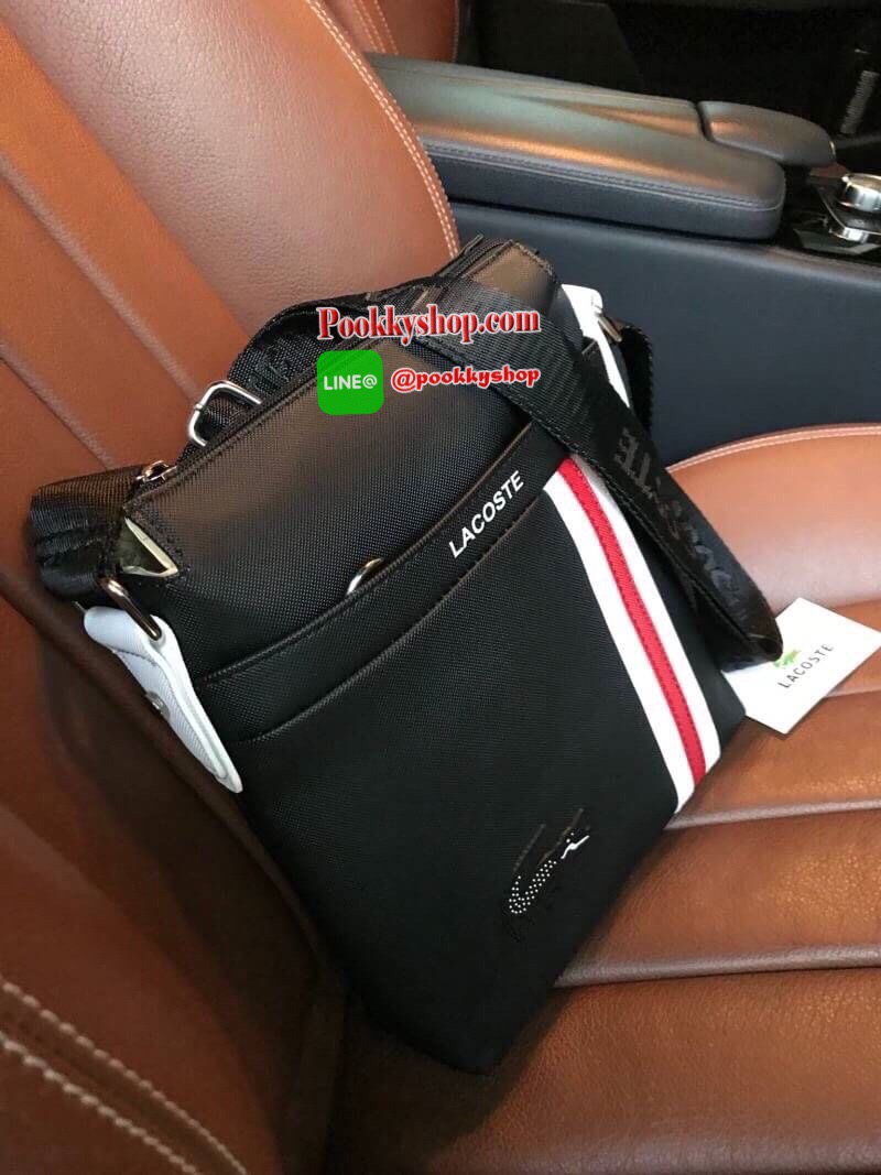 ห้ามพลาด! BEST SELLER! ลาคอส MESSENGER BAG กระเป๋าสะพายรุ่นใหม่ล่าสุดขนาดกำลังดีหนังนิ่มสวยอยู่ทรง ด้านหน้ามี1ช่องซิป พร้อมโลโก้แบรนด์และเเถบคาดดูมีดีเทล เปิดปิดด้วยซิปสะดวกใช้หัวซิปแบรนด์อะไหล่เงินสามารถใส่ ipad mini มือถือ กระเป๋าสตางค์ใบยาว ของจุกจิก