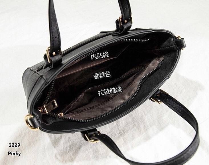 พร้อมส่ง กระเป๋าสะพายแบรนด์ GUESS 329งานนำเข้า สวยมาก หนังดี หนังมัน ดูใหม่ตลอดกาล ขนาดน่ารัก สายสะพายถอดได้ ปรับได้ จะสะพาย หรือคล้องแขนก็ดูมีสไตล์