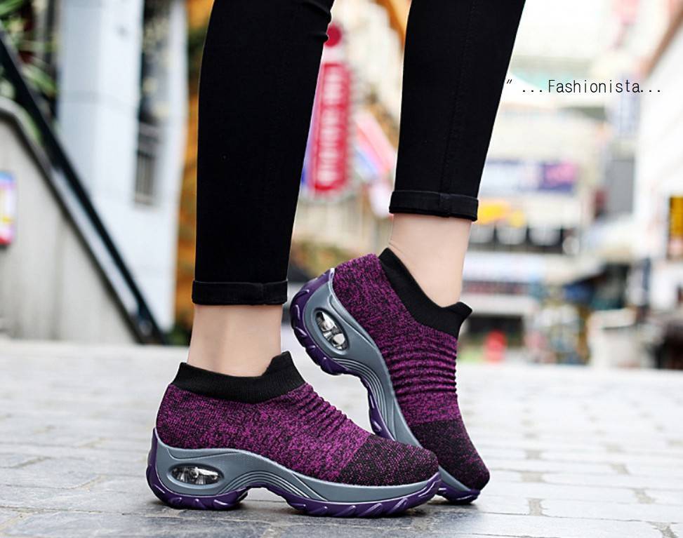 เข้าเพิ่มแล้วจ้าา สินค้าดีมีคุณภาพ!! แฟชั่นฮ็อตฮิตมาแรงงงงงง รองเท้าผ้าใบแฟชั่นสไตล์สปอร์ต เนื้อผ้าหนานุ่มมากก ยืดหยุ่นคืนรูปได้ดี ไม่ย้วยไม่แฟ่บ เสริมพื้น 4 c.m. พื้นยางยึดเกาะดีหนึบมากเดินไม่ลื่น คู่นี้ใส่เที่ยวใส่ออกกำลังกายคู่เดียวกันได้เลย ใส่สบาย วั