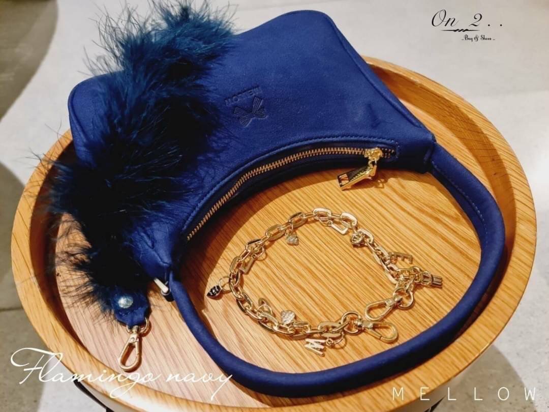 🌈Mellow bag "flamingo" งานแฟชั่นเกาหลี ทรงถ่วง อินสไปร์มาจาก prada งานน้ำหนักเบาสบายใส่ของได้เยอะมากๆๆ มาพร้อมสายโลโก้สีทอง + สายขนนุ่มๆ สามารถแยกใช้งานได้ ถือขึ้นมาแล้วน่ารักฟรุ้งฟริ้งมากๆ สวยทุกสีเลยยย 9สี