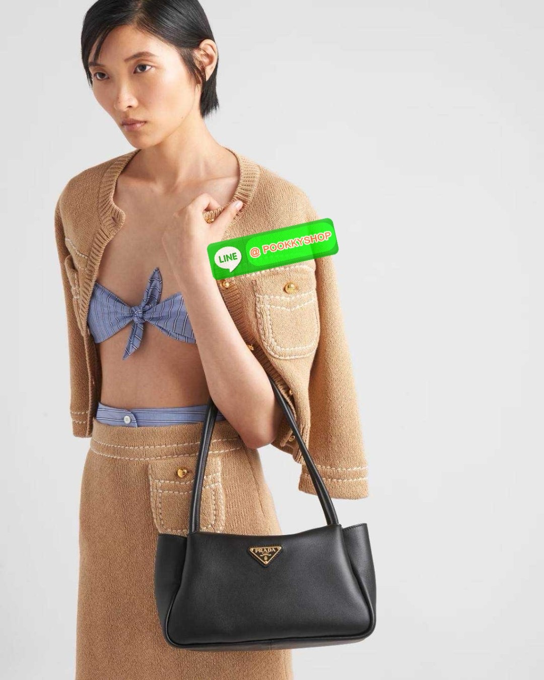 PRADA MEDIUM LEATHER HANDBAG 🔆 Details สะเทือนวงการแฟชั่นแบบสุด! กับกระเป๋าสะพายไหล่พรีเมี่ยมกิ๊ฟ ดีไซน์เก๋และมาแรงมาก สาวๆหนุ่มๆติดแกลมต้องไม่พลาด สวยดูแพง หูสะพายคล้องไหล่สะดวก ปากกระเป๋ามีซิปรูดเปิดปิดง่าย ภายในแบ่งสัดส่วนสวย โล่งกว้าง มีทั้งช่