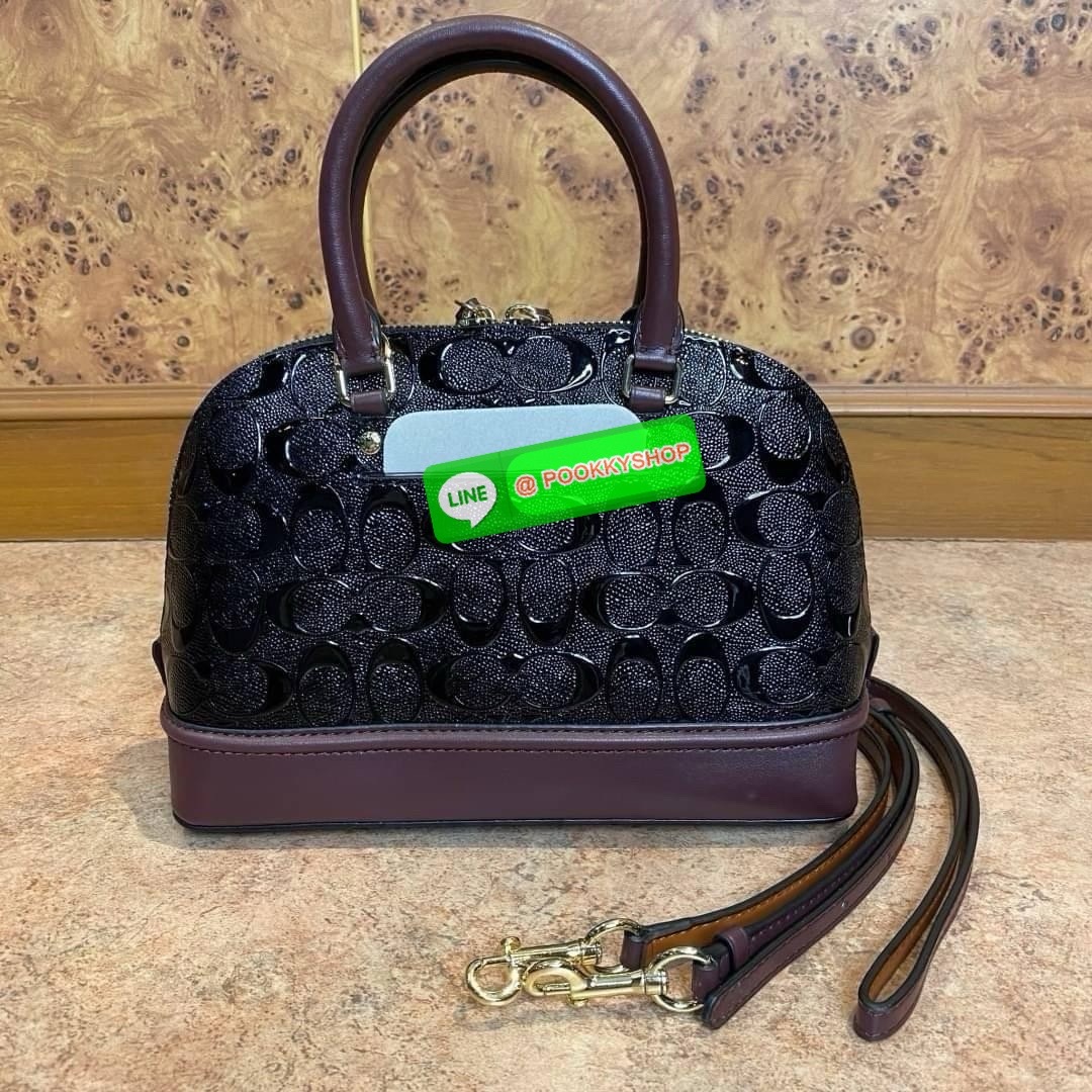 Coach MINI SIERRA SATCHEL IN SIGNATURE DEBOSSED PATENT LEATHER (COACH F55450) หนังกรวดและหนังสิทธิบัตร ด้านในมีซิปและกระเป๋าเอนกประสงค์ ปิดด้วยซิป ซับในด้วยผ้า หูหิ้วพร้อมสายสะพายยาว 3 1/2" สายสะพายถอดได้ขนาด 21 1/2" สำหรับสะพายไหล่หรือสะพายครอส