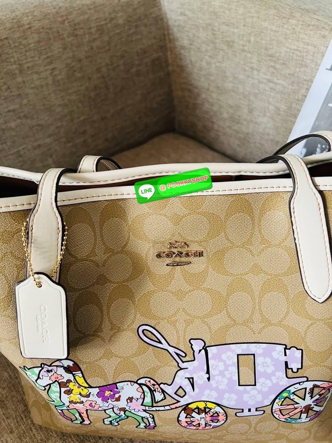 NEW 🌟🌟 CITY TOTE IN SIGNATURE CANVAS WITH HORSE AND CARRIAGE PATCHWORK GRAPHIC Coach CA607 City Tote ในแคนวาสซิกเนเจอร์ สี Gold/Light Khaki Multi ผ้าใบเคลือบซิกเนเจอร์และหนังเรียบ ด้านในกระเป๋าซิป ปิดสแน็ป หูจับ 10" ดรอป